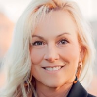 Laura Arnold
