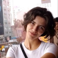 Lara Moreira Compri