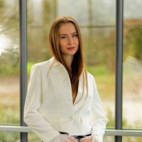 Iulia V.