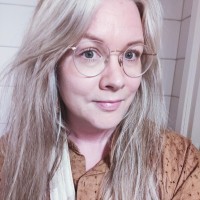 Laura E.
