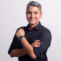 Christopher Bú