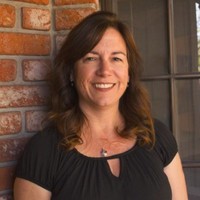Lisa Elliott, Ains, Csm