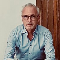 Dominique R Desmet