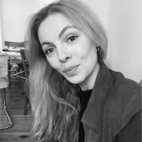 Julia Valeska Nische