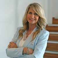 Lynn E Murray