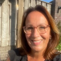 Debby Van Raaij-Teunissen