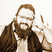 Luis E. Aharón G.