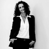 Jackie Launder (Mbl)