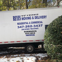 Reyes Moving