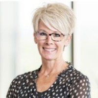 Staci Howe Skoglund, Cap, Om
