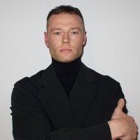 Simon P.