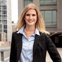 Maggie Guillou, Pe