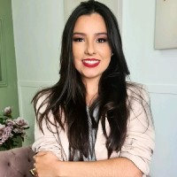 Júlia Menezes