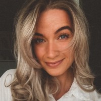Anna R. Hjeltnes
