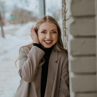 Laura Loewen (she/her)