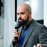 Dr. Leo Martínez