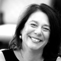 Anna Papaharisi