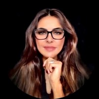 Lara De Abreu .