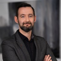 Dr. Izer András