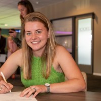 Meike Van Nieuwburg