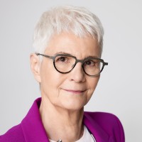 Linda Nicholls, Ao
