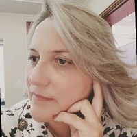 Nívia Maria Martins
