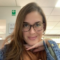 Maria Victoria Henao .