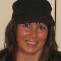 Raewyn Calhaem