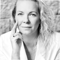 J U L I A 🌐 O F N E R