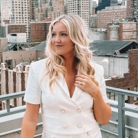 Lisa Van Loo - White