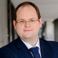 Dr. Dominik Holling