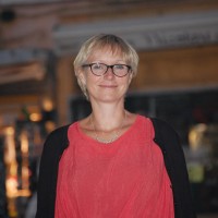 Liane Groves