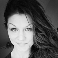 Molly Thielker, Rhia