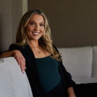 Caroline Henn, Mba