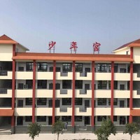 随江而行