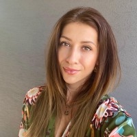 Lucia Baron, Mba