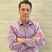 César A.