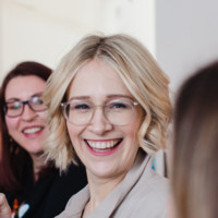 Pamela Holmes (Page-Looker)