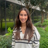 Abril Chong, Pe