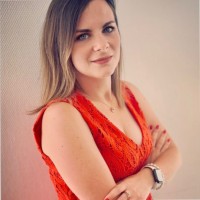 Laura Charis
