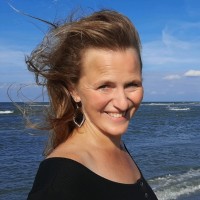 Ester Van Joolen