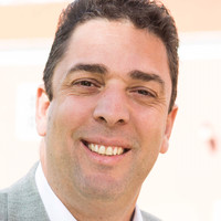 Carlos R Hernandez
