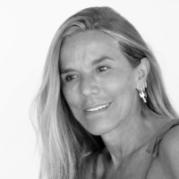 Ana V. Ugidos