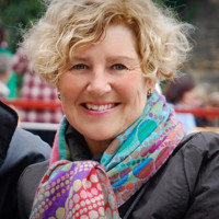 Lynda White