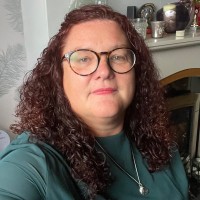 Julie Holmes