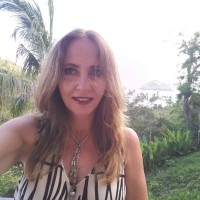 Dra.  Laura Casas East