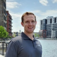 Lucas Geiger, Pla, Asla