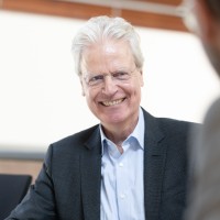 Dr. Damian Hecker