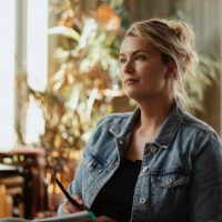 Stefanie Van Moen - VOX