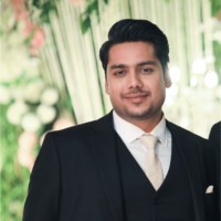 Yasir Khawaja (Lucas Braganza)